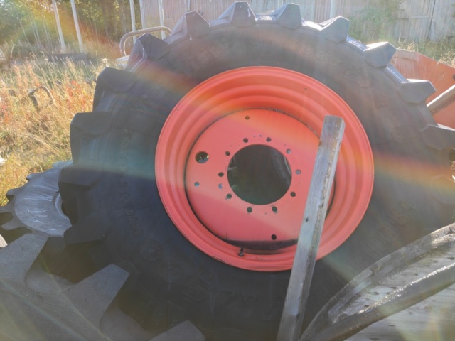 1603994-7 Däck på fälg från John Deere 7310R