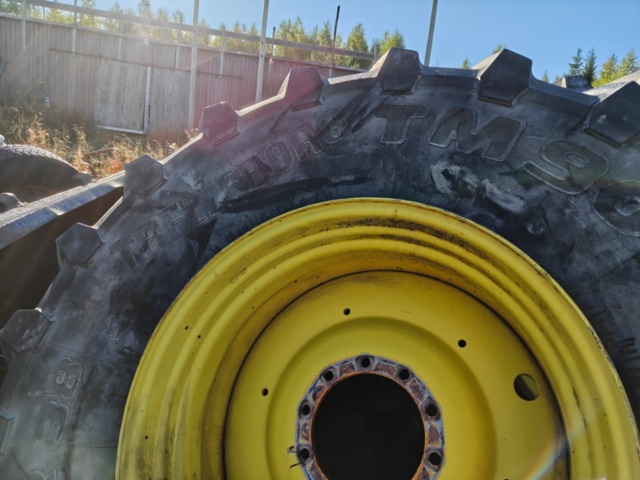 1603994-8 Däck på fälg från John Deere 7310R
