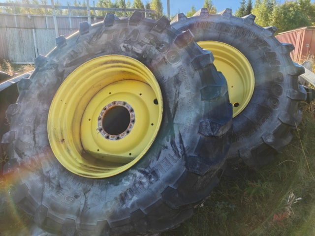 1603994-10 Däck på fälg från John Deere 7310R