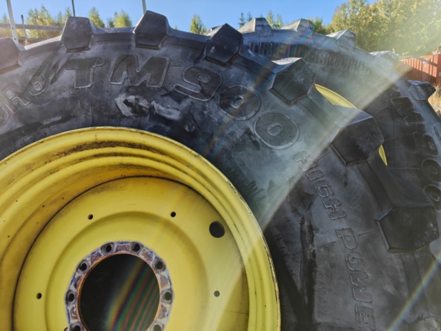 1603994-11 Däck på fälg från John Deere 7310R