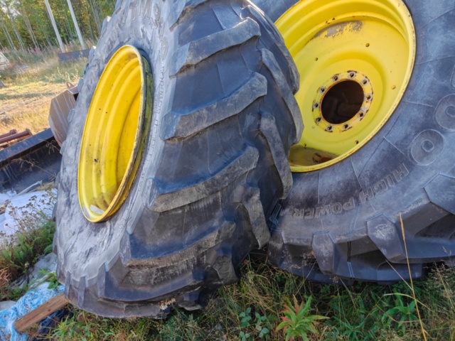 1603994-12 Däck på fälg från John Deere 7310R
