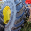 1603994-13 Däck på fälg från John Deere 7310R