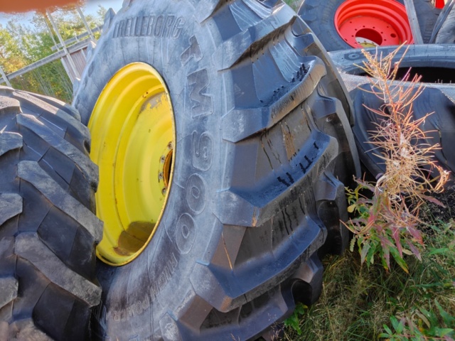 1603994-13 Däck på fälg från John Deere 7310R