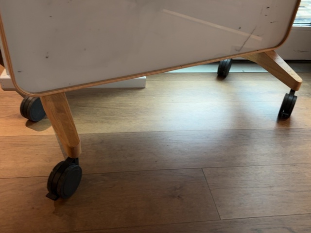 1548312-3 Dubbelsidig whiteboardtavla på hjul