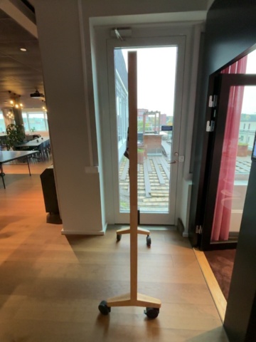 1548312-4 Dubbelsidig whiteboardtavla på hjul
