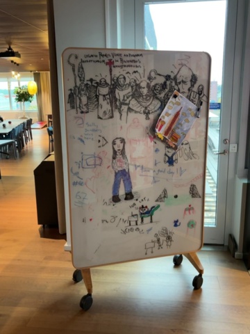 1548312-1 Dubbelsidig whiteboardtavla på hjul