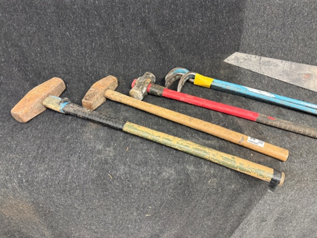 1352343-1 Verktyg, 3 släggor, 3 koben, såg.