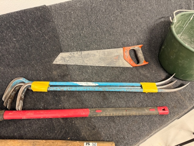 1352343-2 Verktyg, 3 släggor, 3 koben, såg.