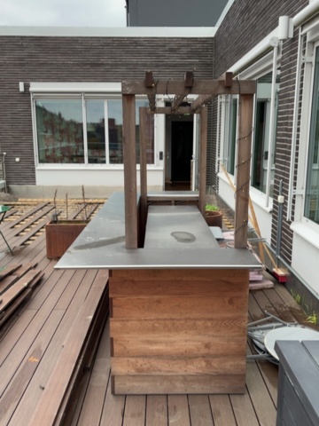 1548320-2 Platsbyggd utomhusbar med överliggande träkonstruktion