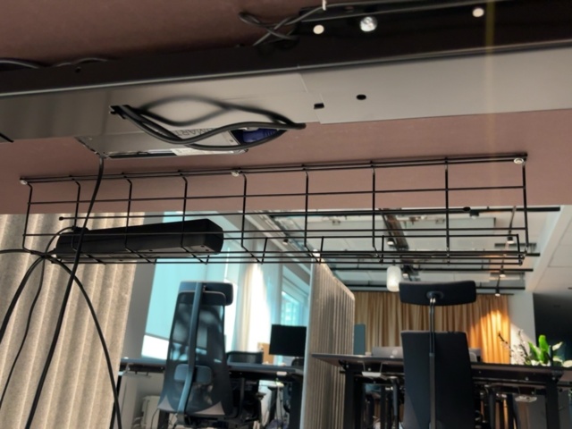 1548323-4 Höj- och sänkbart skrivbord med kontorsstol - HÅG Capisco
