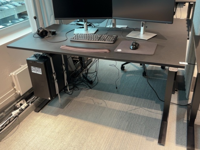 1548324-2 Kontorsarbetsplats med elektriskt skrivbord och 2 bildskärmar med tillbehör - HÅG / Dell