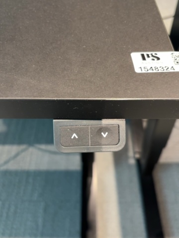 1548324-3 Kontorsarbetsplats med elektriskt skrivbord och 2 bildskärmar med tillbehör - HÅG / Dell