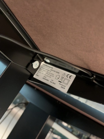 1548324-4 Kontorsarbetsplats med elektriskt skrivbord och 2 bildskärmar med tillbehör - HÅG / Dell