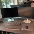 1548324-6 Kontorsarbetsplats med elektriskt skrivbord och 2 bildskärmar med tillbehör - HÅG / Dell