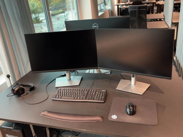 1548324-6 Kontorsarbetsplats med elektriskt skrivbord och 2 bildskärmar med tillbehör - HÅG / Dell