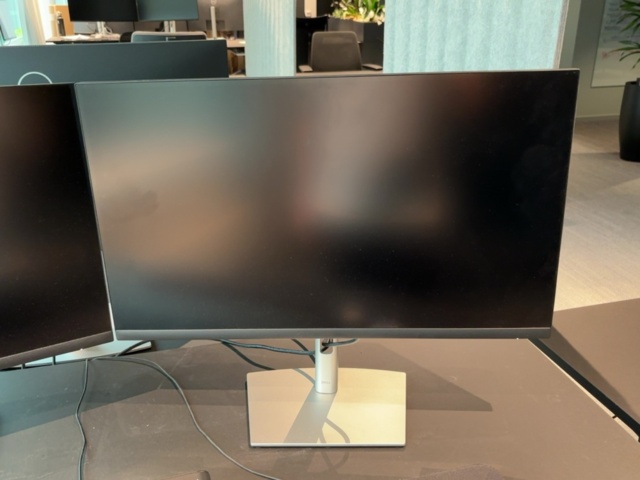 1548324-7 Kontorsarbetsplats med elektriskt skrivbord och 2 bildskärmar med tillbehör - HÅG / Dell
