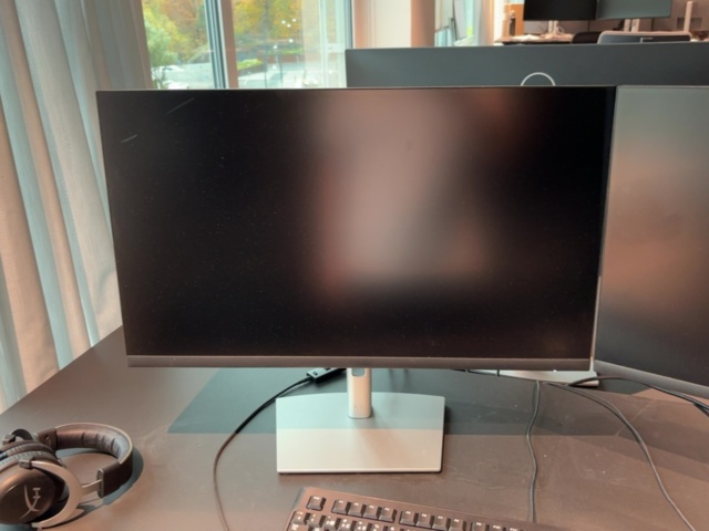 1548324-8 Kontorsarbetsplats med elektriskt skrivbord och 2 bildskärmar med tillbehör - HÅG / Dell