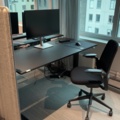 1548325-1 Kontorsarbetsplats med elektriskt skrivbord, Steelcase-stol och elektronikenheter