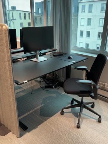 1548325-1 Kontorsarbetsplats med elektriskt skrivbord, Steelcase-stol och elektronikenheter
