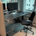 1548325-14 Kontorsarbetsplats med elektriskt skrivbord, Steelcase-stol och elektronikenheter