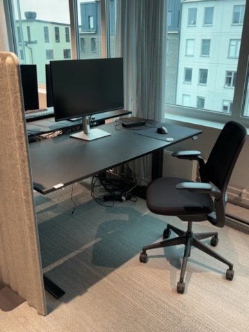 1548325-14 Kontorsarbetsplats med elektriskt skrivbord, Steelcase-stol och elektronikenheter