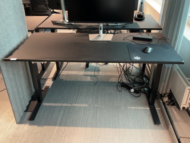 1548325-2 Kontorsarbetsplats med elektriskt skrivbord, Steelcase-stol och elektronikenheter