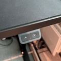 1548325-3 Kontorsarbetsplats med elektriskt skrivbord, Steelcase-stol och elektronikenheter