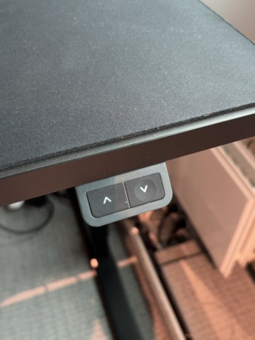 1548325-3 Kontorsarbetsplats med elektriskt skrivbord, Steelcase-stol och elektronikenheter