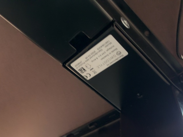1548325-4 Kontorsarbetsplats med elektriskt skrivbord, Steelcase-stol och elektronikenheter