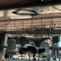 1548325-5 Kontorsarbetsplats med elektriskt skrivbord, Steelcase-stol och elektronikenheter