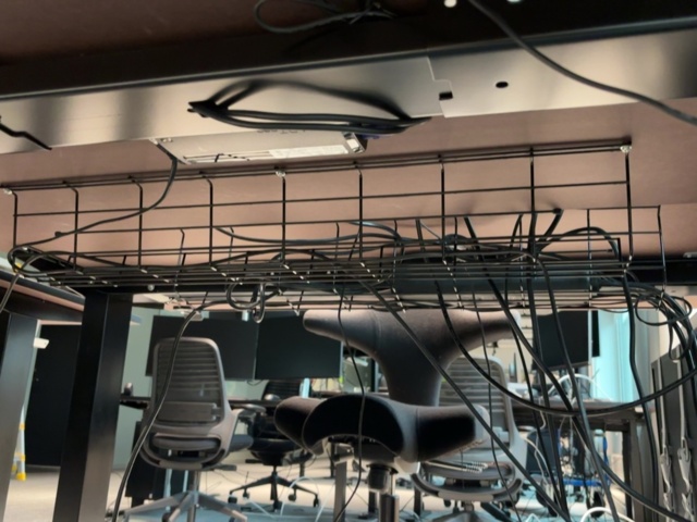 1548325-5 Kontorsarbetsplats med elektriskt skrivbord, Steelcase-stol och elektronikenheter