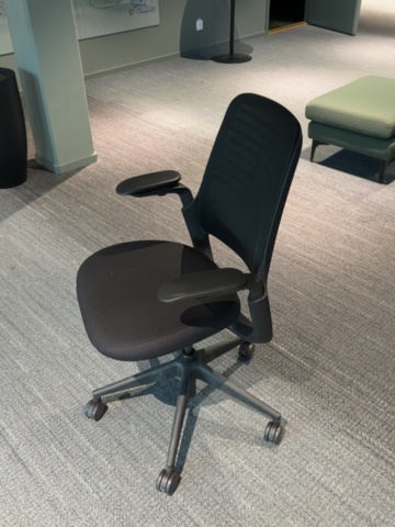 1548325-11 Kontorsarbetsplats med elektriskt skrivbord, Steelcase-stol och elektronikenheter