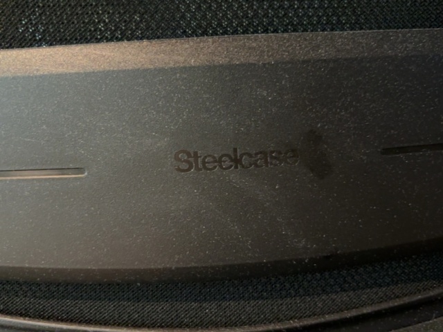 1548325-12 Kontorsarbetsplats med elektriskt skrivbord, Steelcase-stol och elektronikenheter