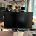 1548325-6 Kontorsarbetsplats med elektriskt skrivbord, Steelcase-stol och elektronikenheter