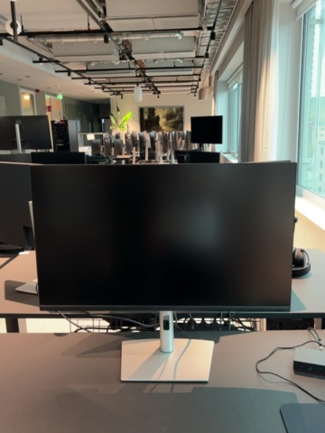 1548325-6 Kontorsarbetsplats med elektriskt skrivbord, Steelcase-stol och elektronikenheter