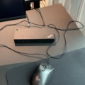 1548325-9 Kontorsarbetsplats med elektriskt skrivbord, Steelcase-stol och elektronikenheter