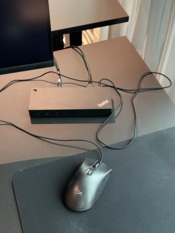 1548325-9 Kontorsarbetsplats med elektriskt skrivbord, Steelcase-stol och elektronikenheter