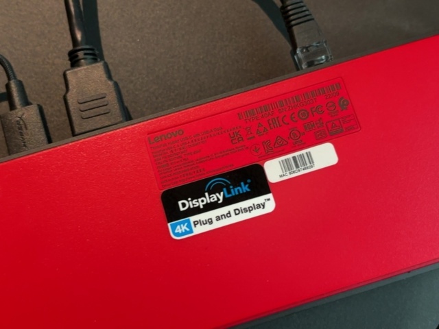 1548325-10 Kontorsarbetsplats med elektriskt skrivbord, Steelcase-stol och elektronikenheter