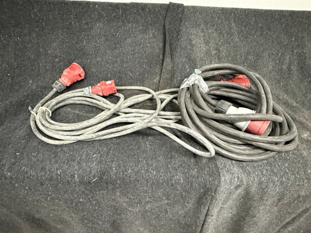 1352358-1 2 st 3-faskablar