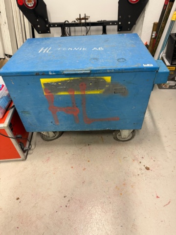 1352359-1 Stor verktygslåda på hjul
