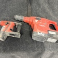 1352360-1 2 st Hiltimaskiner varav ena saknar batteri. Laddare saknas