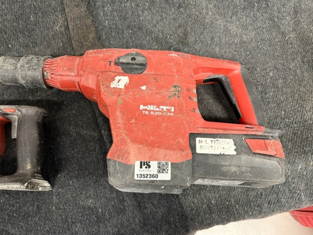 1352360-2 2 st Hiltimaskiner varav ena saknar batteri. Laddare saknas