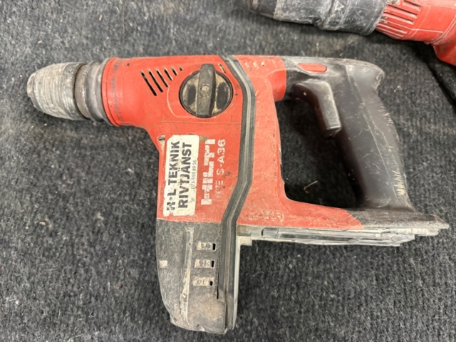 1352360-3 2 st Hiltimaskiner varav ena saknar batteri. Laddare saknas