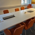 1545116-3 Konferensinredning - Bord, stolar, whiteboard, m.m.