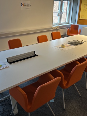 1545116-3 Konferensinredning - Bord, stolar, whiteboard, m.m.