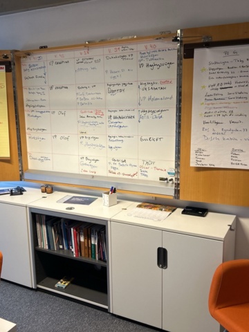 1545116-4 Konferensinredning - Bord, stolar, whiteboard, m.m.