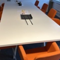 1545116-5 Konferensinredning - Bord, stolar, whiteboard, m.m.