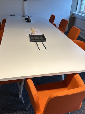 1545116-5 Konferensinredning - Bord, stolar, whiteboard, m.m.