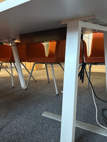 1545116-12 Konferensinredning - Bord, stolar, whiteboard, m.m.