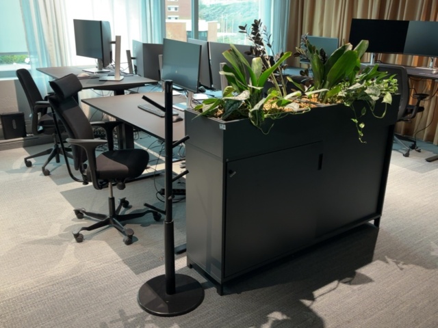 1548333-40 Kontorsmöblemang och elektronikenheter för fyra arbetsplatser - Dell / HÅG / Steelcase / Svenheim